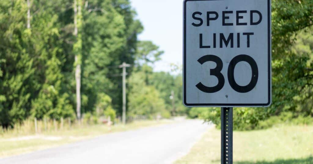 מהירות מותרת – מה אומר החוק